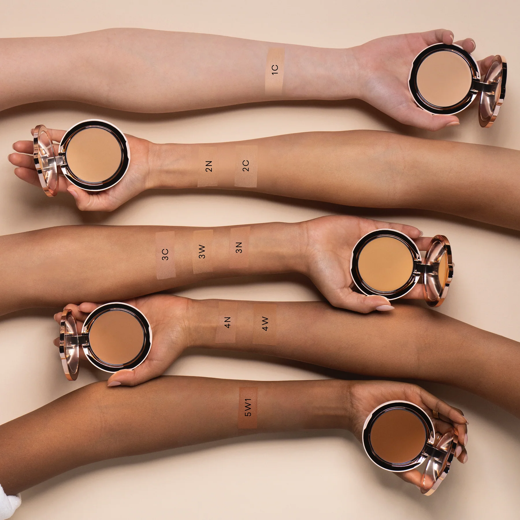 ILUMINA CC CREAMY COMPACT SPF 50. Shade 3C - Imagen 3